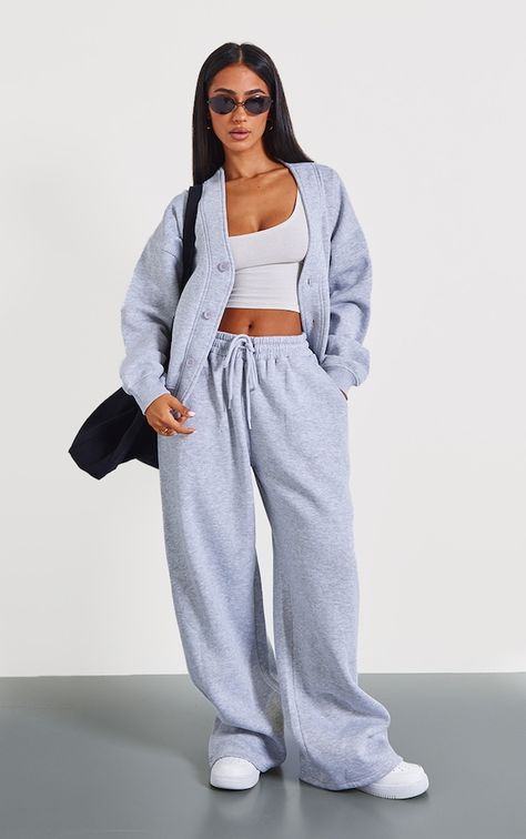 These petite grey marl wide leg joggers are sure to be your new go-to for those chilled days. Made from a grey marl material with a wide leg fit, what more could you want? Team these wide leg joggers with the matching hoodie, a white tee and your fave pair of trainers for a look you will be reaching for again and again. Length approx 81cm/32inch (Based on a sample size XS) Model wears size XSModel Height - 5ft 2inchp]:!mb-0inch>Category: SweatProduct type: Wide Leg JoggersColour: Grey MarlMaterial: Fleeceback SweatDesign: PlainOccasion: Day Loose Sweatpants Outfit, Wide Leg Joggers Outfit, Wide Leg Sweatpants Outfit, Wide Sweatpants, Gray Sweatpants Outfit, Joggers Outfit Women, Petite Womens Clothing, Wide Leg Joggers, Braiding Styles