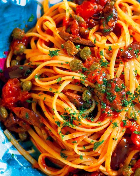 Per la ricetta delle linguine alla puttanesca, soffriggete in abbondante olio 1 spicchio di aglio, un pezzetto di peperoncino e le acciughe, finché non ... Anchovy Pasta, Anchovy Recipes, Pasta Aglio, Spicy Spaghetti, Sausage Ragu, Alla Puttanesca, Pork Ragu, Sausage Lasagna, All Amatriciana