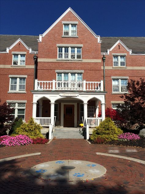 Smith Hall at the University of New Hampshire. #unh #newhamphshire #newengland #college #architecture #travel University Of New Hampshire Aesthetic, New Hampshire Aesthetic, College Goals, College Architecture, University Of New Hampshire, Marine Biology, Senior Year, New Hampshire, Hampshire