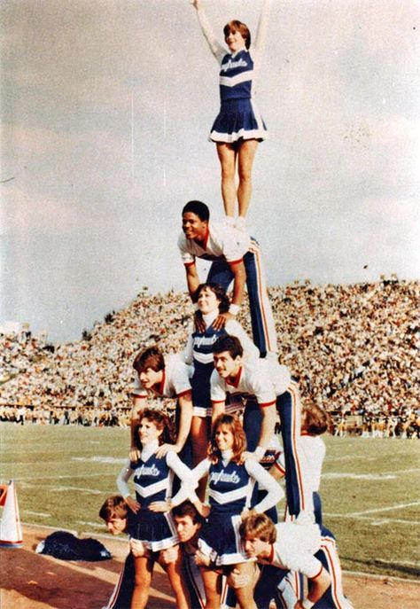 maybe this pyramid should be brought back. haha. Easy Cheer Stunts, Cheer Pyramids, Cheer Fails, Cheerleading Pyramid, Cheerleading Pyramids, Cheer Flyer, Cheer Team Pictures, Cheer Routines, School Cheerleading