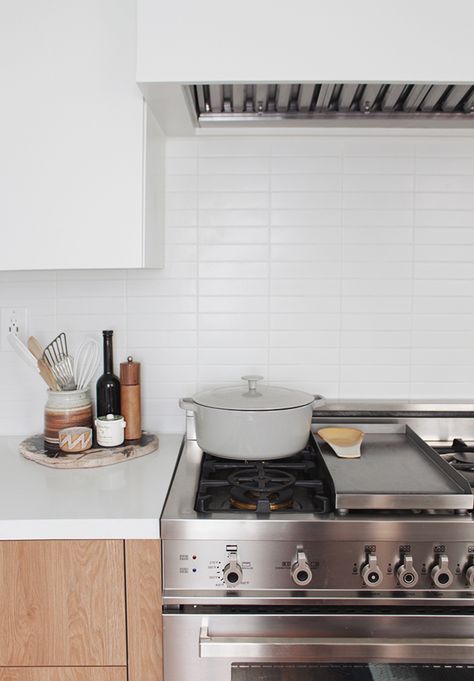 White Kitchen Backsplash, Subway Tile Kitchen, Kitchen Backsplash Designs, All White Kitchen, Kitchen Farmhouse, Cozy Kitchen, Kitchen Tile, Kitchen Tiles Backsplash, Trendy Kitchen