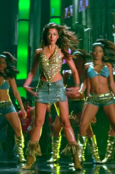 bipasha basu in dhoom 2 Ashwariya Rai Dhoom 2, 90s Outfits Bollywood, Bipasha Basu 90s, 2000s Indian Fashion, Bollywood Theme Party Outfit Ideas, 2000s Bollywood Fashion, Y2k Bollywood, Rave Outfits Diy, Bollywood Theme Party Outfit