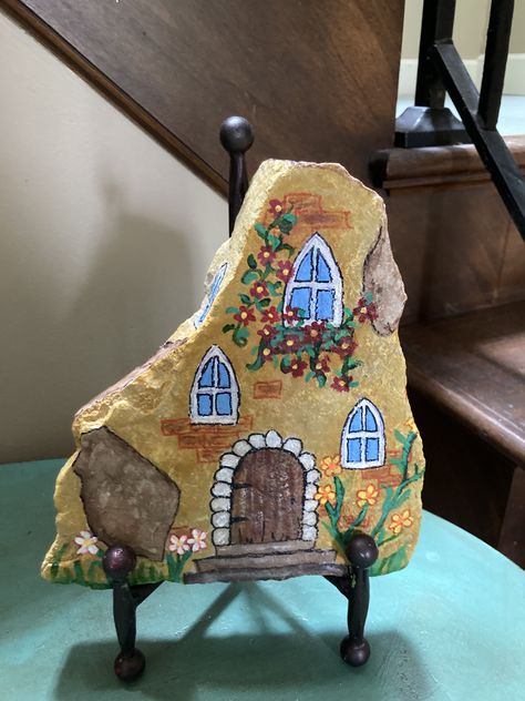 Fairy Rock Houses, Painted Rock Houses, Rock Houses, Brick Crafts, Garden Rock Art, Stone Art Painting, Mermaid Painting, Pottery Painting Designs, Painted Rocks Craft