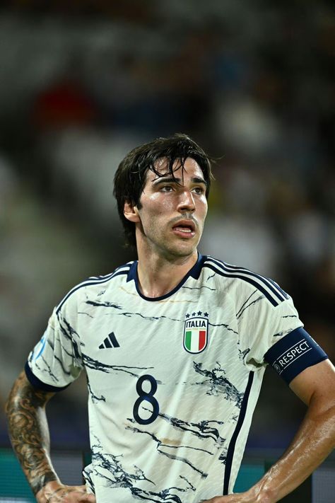 Italy Football Team, Sandro Tonali, Italy Team, Italy National Football Team, Italy Football, Football Images, Football Training, Football Kits, Inside Jokes