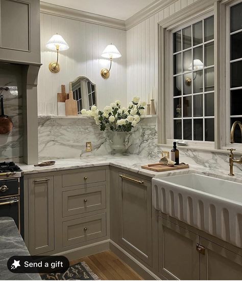 Classic Kitchen, Kitchen Hardware, Cottage Kitchen, Counter Tops, Beautiful Kitchens, Home Decor Kitchen, Dream Kitchen, White Kitchen, Kitchen Renovation