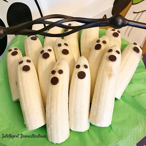 How to make Chocolate Chip Banana Ghosts for your Halloween party. Banana Ghosts. Chocolate Chip Banana Ghosts Kids Breakfast Muffins, Halloween Banana Ghosts, Easy Halloween Party Food Ideas, Halloween Bananas, Halloween Party Foods, Banana Ghosts, Halloween Party Food Ideas, Easy Halloween Party Food, Halloween Tea Party