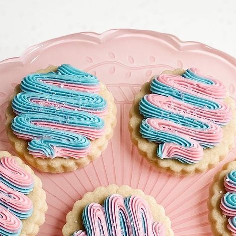 Holly on Instagram: "Gender reveal cookies for a friend. Swipe to see the inside reveal! 💗💙" Gender Reveal Cutout Cookies, Gender Reveal Cookies Ideas, Gender Reveal Gingerbread Cookies, Gender Reveal Sugar Cookie Ideas, What’s The Scoop Gender Reveal Cookies, Gender Reveal Stuffed Cookies, Fluffy Frosting, Gender Reveal Cookies, Easy Sugar Cookies