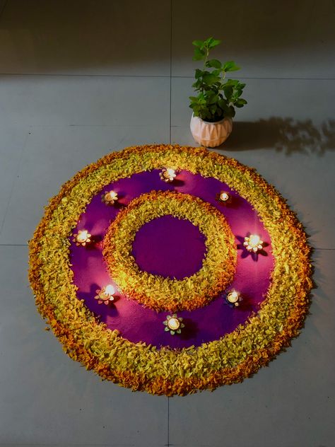 Flower Rangoli Designs Simple Diwali, Rangoli Designs For Diwali Simple, Rangoli And Flower Designs, Marigold Rangoli Design, Flower Decorations At Home, Flower Design Rangoli Designs Diwali, Diwali Rangoli Easy Simple, Rangoli Designs Flower Diwali, Rangoli Designs For Choti Diwali