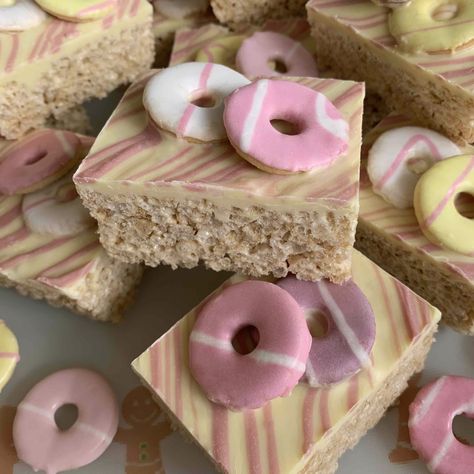 Crispy Cakes, Party Ring Cake, Rice Crispy Cakes, Bakesale Treats, Marshmallow Rice Crispy Treats, Traybake Cake, Tray Bake Recipes, Triple Chocolate, Baking Tins