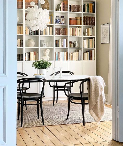 Ceiling Library, Shelving Units Living Room, Stucco Ceiling, Billy Ikea, Home Library Rooms, Ikea Inspiration, Snug Room, Ikea Living Room, Ikea Billy Bookcase