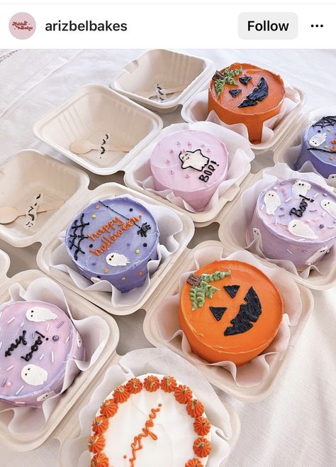 Bento Cake Design Halloween, Realistic Halloween Cakes, Halloween Small Cakes, Fall Mini Cake Designs, Spooky Bento Cake, Halloween Cake Inspiration, Spooky Mini Cakes, Cute Halloween Birthday Theme, Halloween Bento Cake Ideas