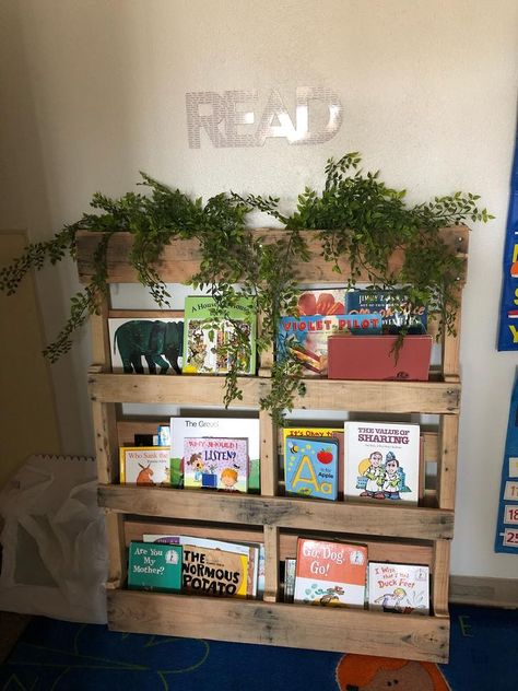 Pallet bookshelf for the wife's kindergarten classroom Reading Corner Classroom, Childcare Rooms, Reception Classroom, Pallet Bookshelf, Reggio Inspired Classrooms, Reggio Classroom, Eyfs Classroom, Early Years Classroom, Preschool Rooms