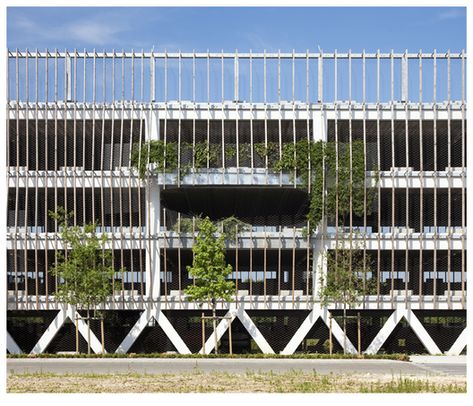 Completed in 2010 in Soissons, France. Images by Luc Boegly. Located in Soissons close by the famous Saint Jean-de-la Vigne abbey, the new 600 space capacity “Les Yeux Verts” multi-storey car park is... Podium Parking Facade, Parking Building Architecture, Parking Building Design, Multistory Parking, Podium Parking, Car Park Design, Parking Plan, Parking Lot Architecture, Parking Building