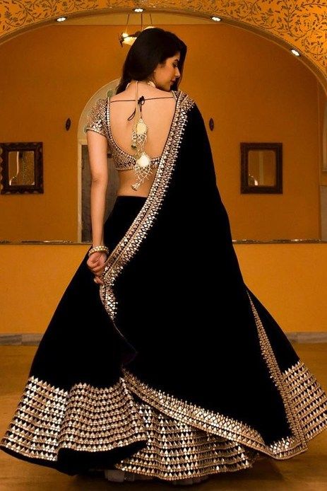 Black And Gold Lehenga, Orang India, डिजाइनर कपड़े, Gold Lehenga, Indian Outfits Lehenga, Lehnga Dress, Gaun Fashion, Indian Party Wear, Traditional Indian Outfits