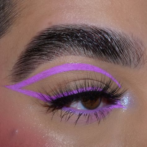 Neon Purple Eyeliner, Chrome Eyeliner Look, Neon Purple Eyeshadow, Purple And White Eyeliner, Color Liner Looks, Graphic Purple Eyeliner, Purple Graphic Liner Makeup, Graphic Liner Purple, Lavender Eyeliner Looks