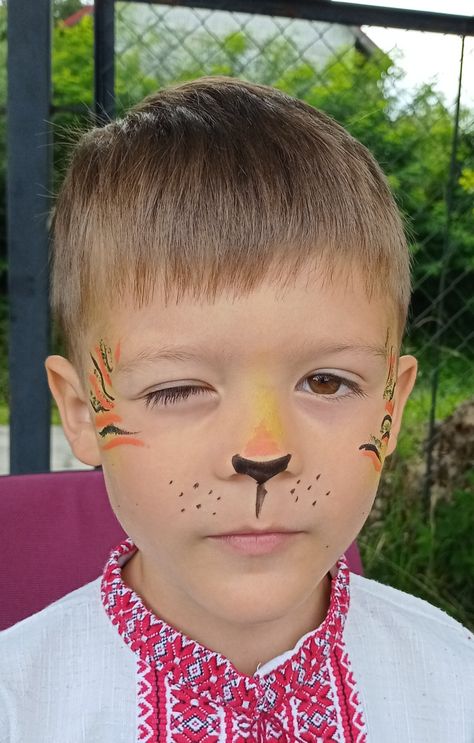 Lion Face Paint, Face Painting Easy, Lion Paw, Lion Face, Animal Faces, Face Painting, Circus, Face Paint, Carnival Face Paint