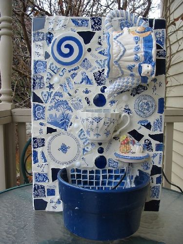 Mosaic tabletop fountain, love the idea and the blue and white ! Sorry, no instructions for this Teapot Fountain, Mosaic Table Top, Mosaic Garden Art, Blue Fountain, Mosaic Art Projects, Mosaic Stained, Mosaic Tile Art, Mosaic Madness, Tabletop Fountain