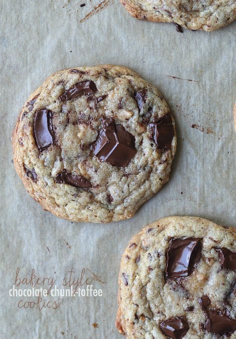 Bakery Style Chocolate Chunk Toffee Cookies Toffee Cookie Recipe, Nutella Muffin, Muffins Blueberry, Hersheys Chocolate, Cookies And Cups, Toffee Chocolate, Donut Muffins, Toffee Cookies, Oatmeal Cookies Chewy