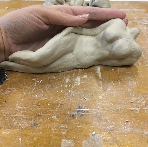 Clay Body Art, Clay Art Projects Sculpture Inspiration, Hand Clay Sculpture, Clay Sculpture Aesthetic, Small Clay Sculptures, Clay Sculpture Ideas For Beginners, Body Sculpture, Ceramic Sculpture Figurative, Fiber Crafts