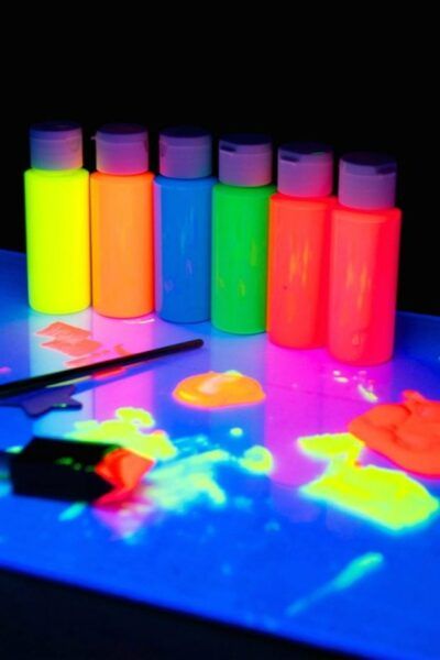 Neon Sweet 16, Glow In The Dark Paint, Glow In Dark Party, Glow Stick Party, Glow In The Dark Party, Neon Birthday Party, Glow Birthday Party, Diy Glow, Glow Paint