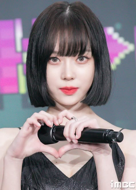 Kpop Short Hair, Tomboy Haircut, 2022 Red Carpet, Korean Short Hair, Kpop Hair, Black Bob, Asian Short Hair, Light Hair Color, Light Hair