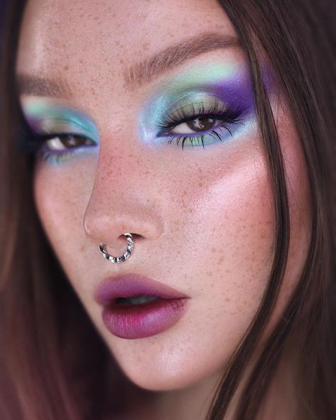 Artsy Eyeshadow, Northern Lights Makeup, Northern Lights Fashion, Fade Into Hue Palette, Fade Into Hue, Setting Mist, Northern Light, Unicorn Makeup, Rainbow Makeup