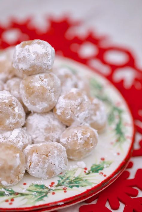 Peanut Butter SnowBalls Butter Ball Cookies, Butter Ball Cookies Recipe, Peanut Butter Snowballs, Peanut Butter Ball, Butterball Cookies, Cookie Balls Recipe, Ball Cookies, Snowball Cookie Recipe, Christmas Baking Cookies