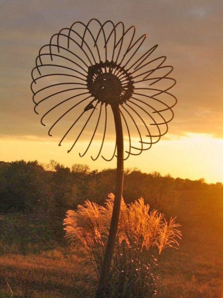 sunflower from an old fan? Garden art, flower art, DIY ideas, landscape art idea Metal Flower Sculpture, Diy Rebar Projects, Yard Art From Junk, Sunflower Sculpture, Zen Sand, Metal Sunflower, Repurposed Art, Upcycle Garden, Old Fan