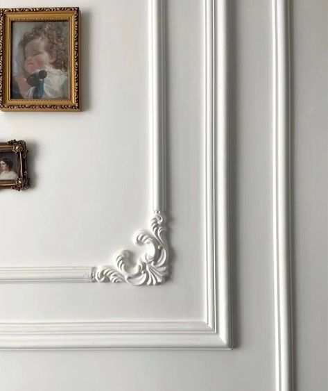 Wall Frame Design, Wall Molding Design, Modern Classic Living Room, Cornice Design, White Molding, House Wall Design, Neoclassical Interior, Corner Moulding, Ceiling Design Modern