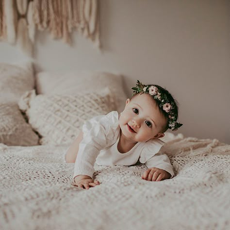 Baby Girl Photoshooting Ideas, Baby Girl Photoshooting, Couple With Baby, 6 Month Old Baby, Floral Halo, Fairytale Photography, Baby Poses, Baby Shoot, Newborn Shoot