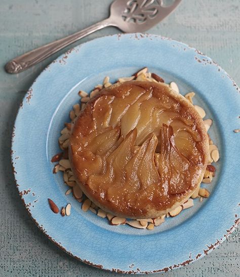 Jill Nussinow's Pear Almond Upside Down Cake Cake In Instant Pot, Pear Desserts, Cranberry Upside Down Cake, Pear Upside Down Cake, Vegan Pies, Pear Almond, Mcdougall Recipes, Delicious Holiday Desserts, Pear Cake