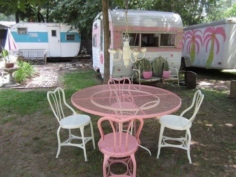 Pink Trailer, Living Vintage, Vintage Caravans, Retro Campers, Camper Makeover, Vintage Travel Trailers, Camper Ideas, Camping Glamping, Vintage Trailer