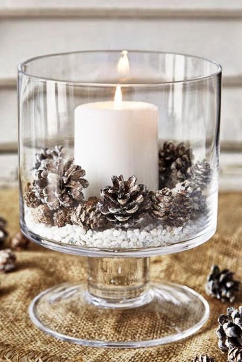 Holiday centerpiece decorations can really wow your friends and family members who come to your Christmas party. Joululahjat Diy, Centerpiece Christmas, Party Dinner, Holiday Centerpieces, Centerpiece Ideas, Simple Holidays, Noel Christmas, Magical Christmas, Christmas Centerpieces