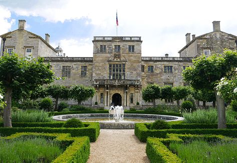 The entrance and fountain of Wilton House, Salisbury. The home of Mary Sidney, Countess of Pembroke Wilton House, English Manor, English History, The Tudor, Salisbury, Poets, Writers, Entrance, Wallpapers