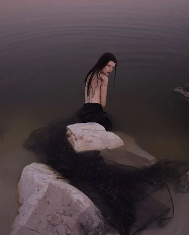 Dark Mermaid, Lake Photoshoot, Water Shoot, Dark Witch, Water Pictures, Water Nymphs, Mermaid Aesthetic, Beach Shoot, Halloween Photoshoot