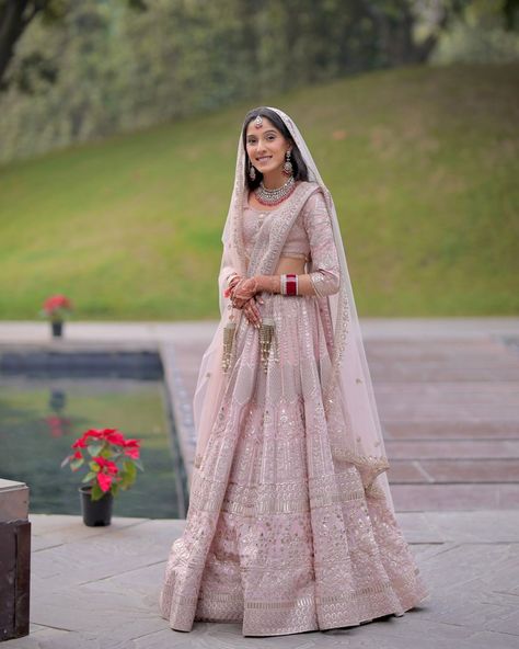 If you're all about minimalist vibes, Anvita's bridal look is your ultimate inspiration! From her stunning lehenga to her understated makeup, she exuded sheer beauty on her big day! 🩷 Make wedding planning easy and hassle free!⁠ #ShaadikiTaiyari Aasaan Hai!⁠ Couple: @anvitamahajan @arjun.sehgal Outfit: @falgunishanepeacockindia Venue: @theroseate #wedding #weddinglook #brideandgroom #weddingoutfit #shaadikitaiyari #weddinginspiration Understated Makeup, Easy Wedding Planning, Bridal Look, Wedding Looks, Wedding Wire, Indian Bride, Bridal Looks, Wedding Outfit, Indian Fashion