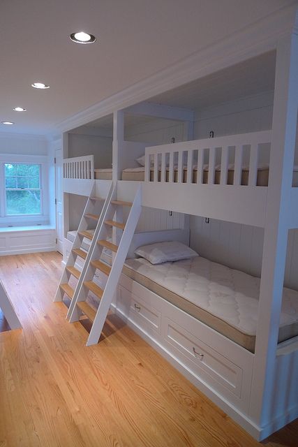 .. Modern Bunk Beds, Built In Bunks, Bunk Rooms, Space Bedding, Kids Bunk Beds, Bunk Room, Bunk House, Loft Spaces, Cool Beds