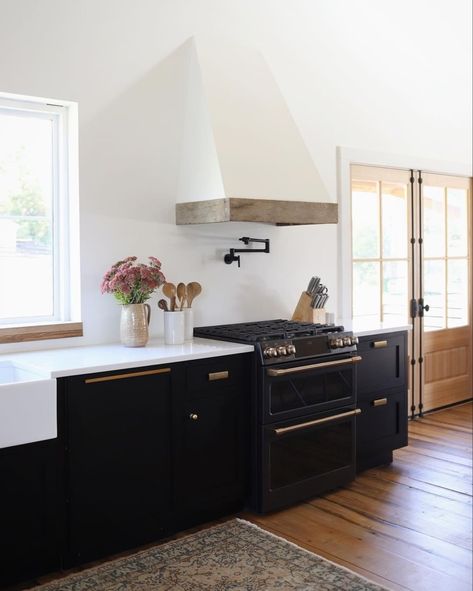 Cafe Appliances on Instagram: “Love the contrast in this kitchen by @grayappledesign. #distinctbydesign #kitcheninspiration . . . Forever filling vases with field…” White Brass Kitchen, Ge Cafe Appliances, Cafe Appliances, Hood Range, Kitchen Credenza, Black Appliances Kitchen, Black White Kitchen, Black Appliances, Black Kitchen Cabinets