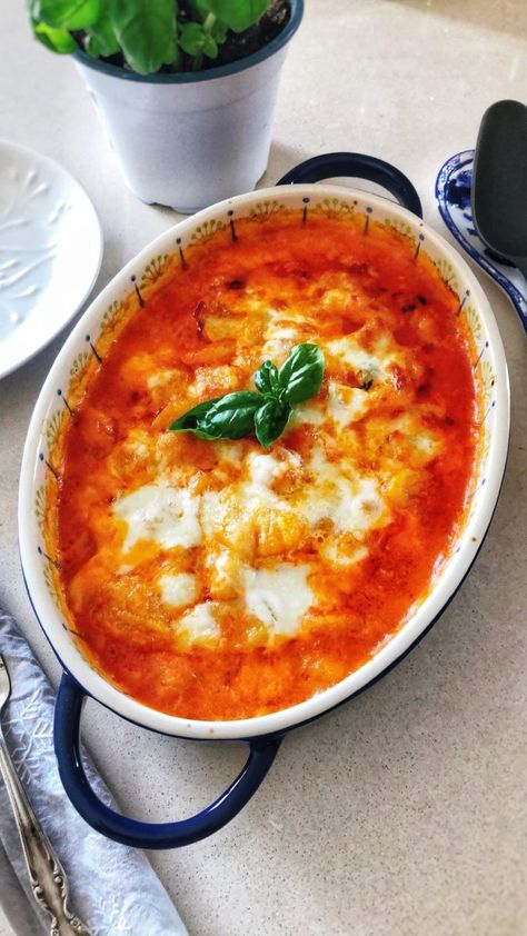 Baked Tomato Gnocchi, Baked Gnocchi With Ricotta, Tomato Gnocchi Bake, Gnocchi In Oven, Gnocchi Oven Bake, Tomato Mozzarella Gnocchi, Oven Gnocchi, Baked Gnocchi Recipes, Oven Baked Gnocchi