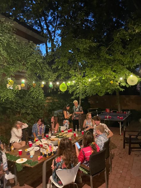 Nighttime Outdoor Party Decorations Backyards, 18th Backyard Party, 18th Birthday Party Outdoors, Summer Party Aesthetic Decor, House Parties Aesthetic, 18th Birthday Party Ideas Backyards, Party Set Up Ideas Outdoor, Summer Night Dinner Party, Bbq Summer Party