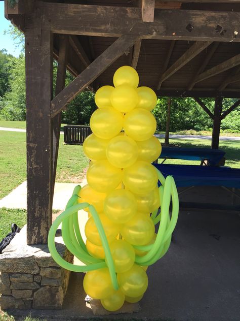 Corn balloons Corn Table Decorations, Corn Roast Party Decorations, Corn Themed Birthday Party, Corn Party Decorations, Corn Trunk Or Treat, Ffa Parade Float Ideas, Corn Themed Party, Ffa Float Ideas For Parade, Corn Birthday Party