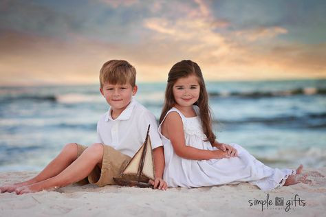 Sibling Beach Pictures, Picture Poses Beach, Family Beach Pictures Poses, Beach Photoshoot Family, Beach Family Photography, Beach Pictures Kids, Beach Photography Family, Poses Beach, Sibling Photography