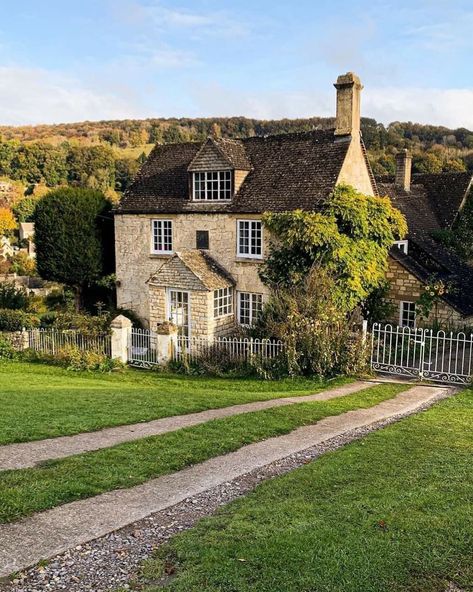 French Countryside Aesthetic, English Countryside Aesthetic, Linen Aesthetic, Magical Cottage, English Country House Style, Country Living Uk, Dream House Aesthetic, English Country Cottages, Cotswolds England