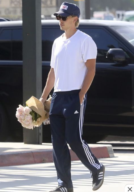 Walking With Flowers, Adidas Track Pants Outfit, Jogging Adidas, Butler Outfit, Adidas Pants Outfit, Track Pants Outfit, Pants Outfit Men, Baskets Adidas, Retro Fits