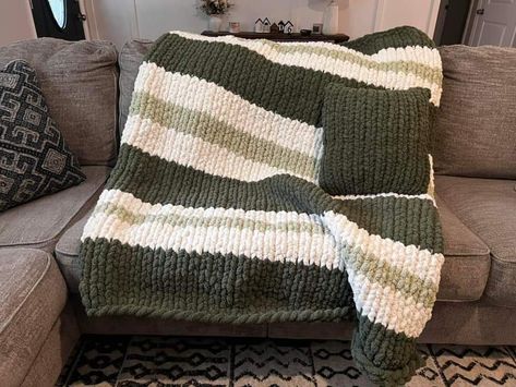 2 Color Chunky Knit Blanket, Chunky Knit Blanket Green, Chunky Knit Blanket Pattern Color Combos, Green Chunky Knit Blanket, Finger Knitting Blankets, Chunky Blanket Pattern, Chunky Knit Blanket Pattern, Blanket Colors, Chunky Yarn Blanket