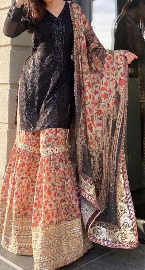 Aesthetic Gharara Outfits, Eid Clothes Outfits, Desi Eid Outfits, Casual Gharara, Desi Outfits Aesthetic, Aesthetic Traditional Outfits, Pakistani Bride Dress, Desi Wedding Outfits, Anarkali With Skirt