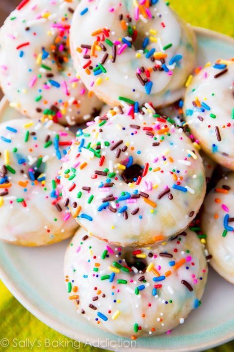 Funfetti Recipes, Easy Vanilla Cake, Donuts Donuts, Cake Donut, Kid Recipes, Baked Donut Recipes, Birthday Cake Flavors, Doughnut Recipe, Delicious Donuts