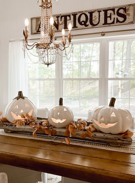 White Jack O Lantern Decor, Fall Stems, Halloween Tablescape, Halloween Decor Diy, Farmhouse Halloween, Fall Decor Inspiration, Elegant Halloween, Halloween Tattoo, Halloween Decor Ideas