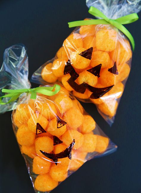 Easy Halloween Classroom Treats, Halloween Classroom Treats, Halloween School Treats, Dekorasi Halloween, Halloween Class Party, Dulces Halloween, School Halloween Party, Halloween Fest, Halloween Treats For Kids