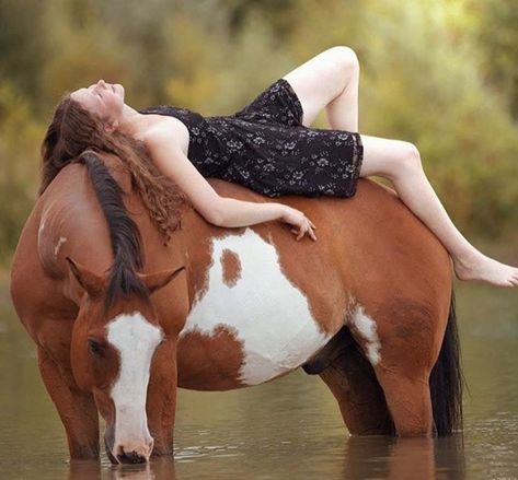 Horse Riding Attire, Horse Photoshoot Ideas, Equine Photography Poses, Horse Senior Pictures, Horse Photography Poses, Foto Cowgirl, Pictures With Horses, Horse And Human, Cute Horse Pictures